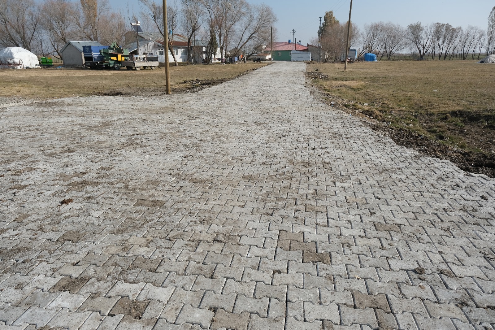 Ağrı'da Aslangazi köyüne 4 bin metrekare kilit parke taşı