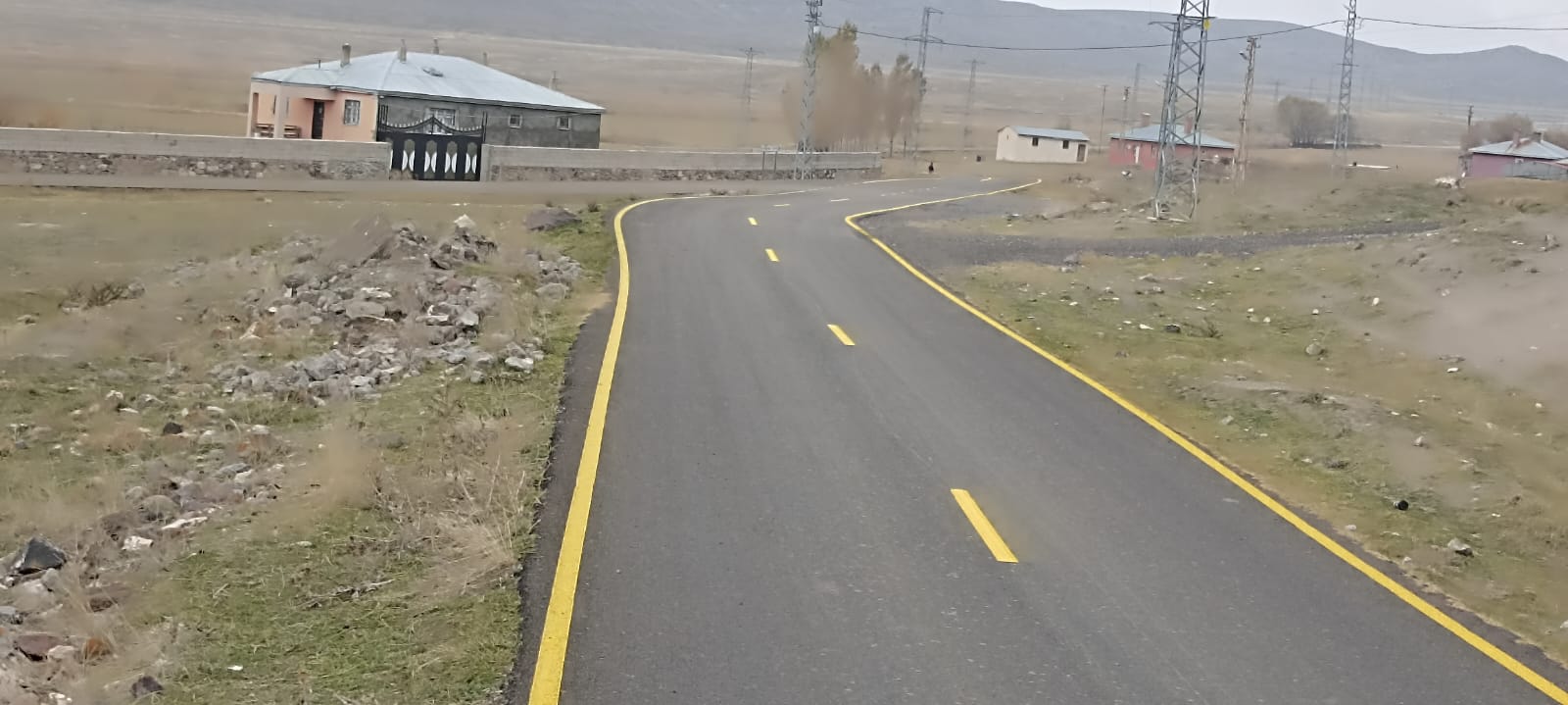 Ağrı'nın köy yollarında yol çizgi çalışmaları devam ediyor