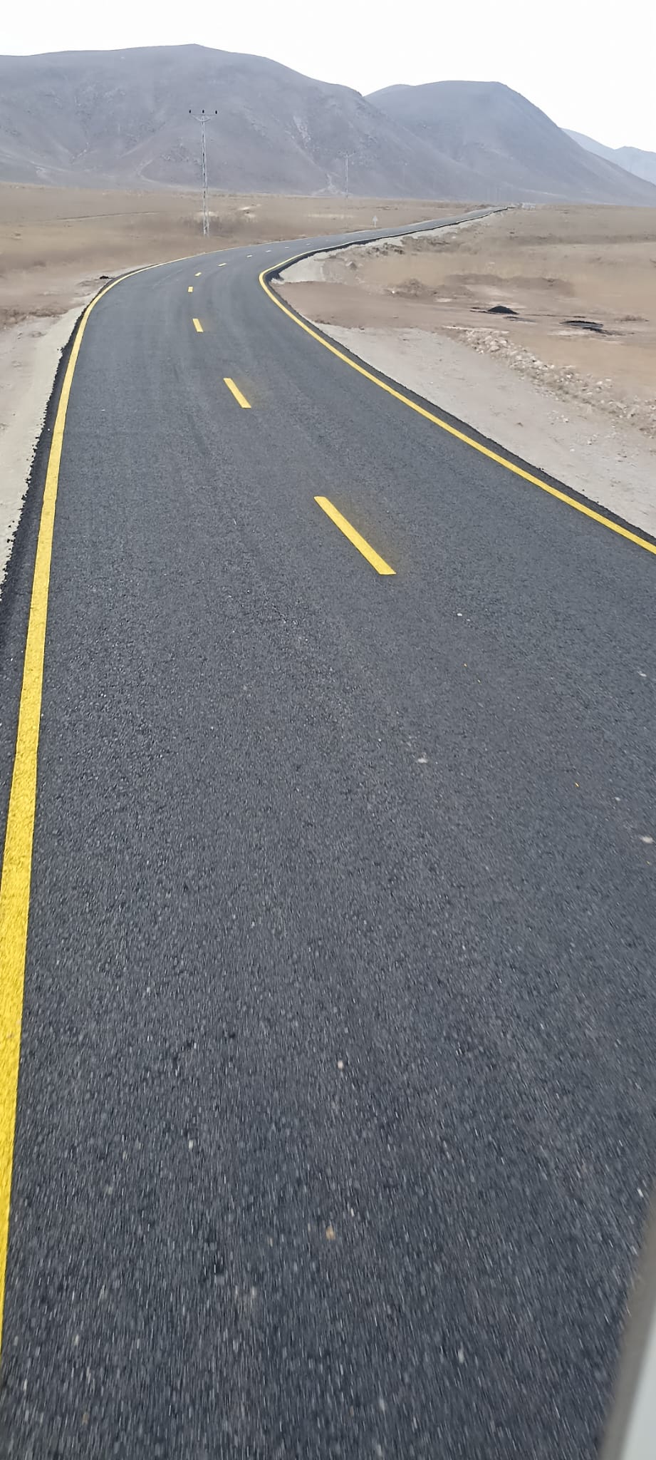 Ağrı'nın köy yollarında yol çizgi çalışmaları devam ediyor