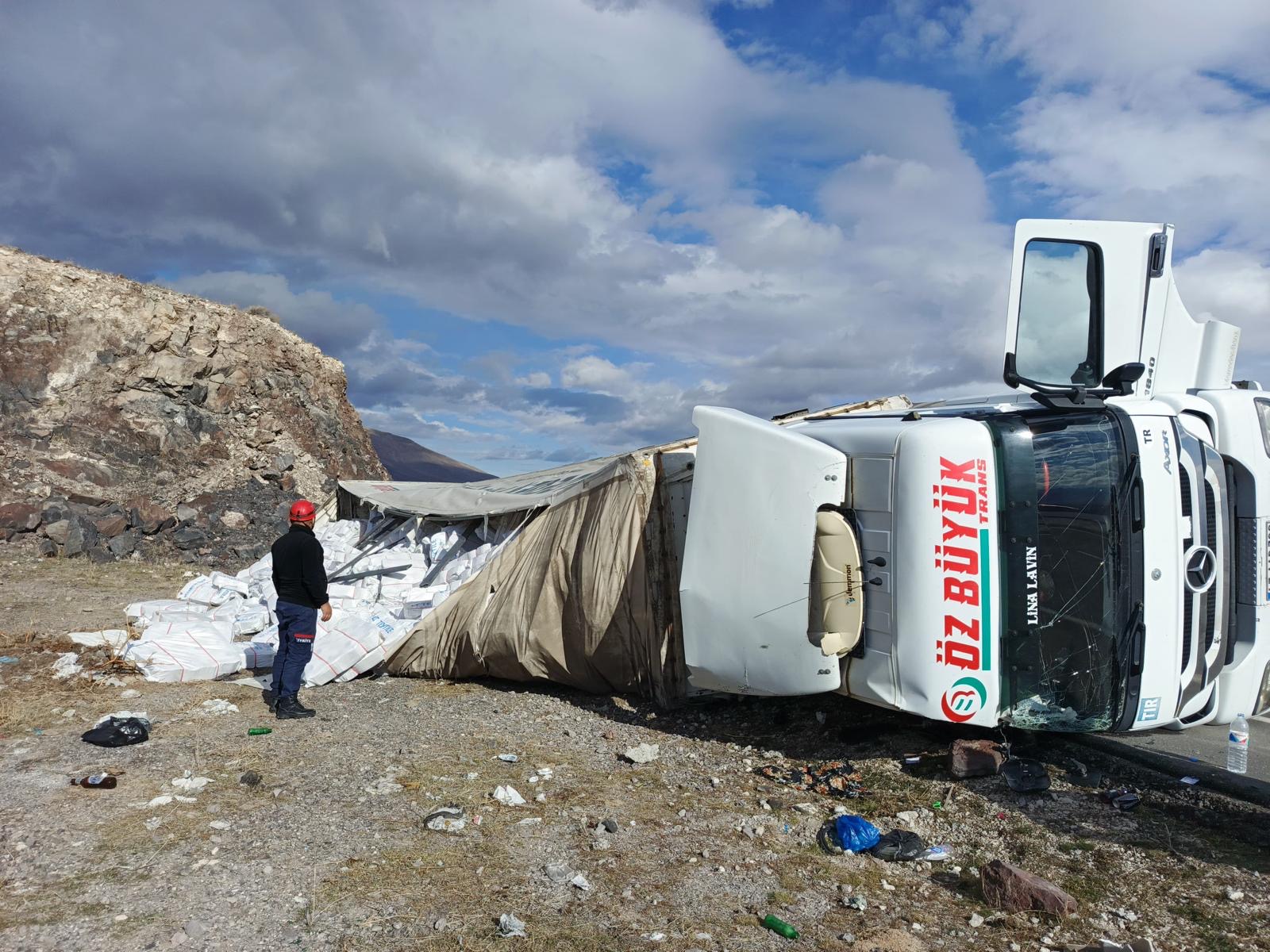 Ağrı’da kontrolden çıkan iplik yüklü tır devrildi