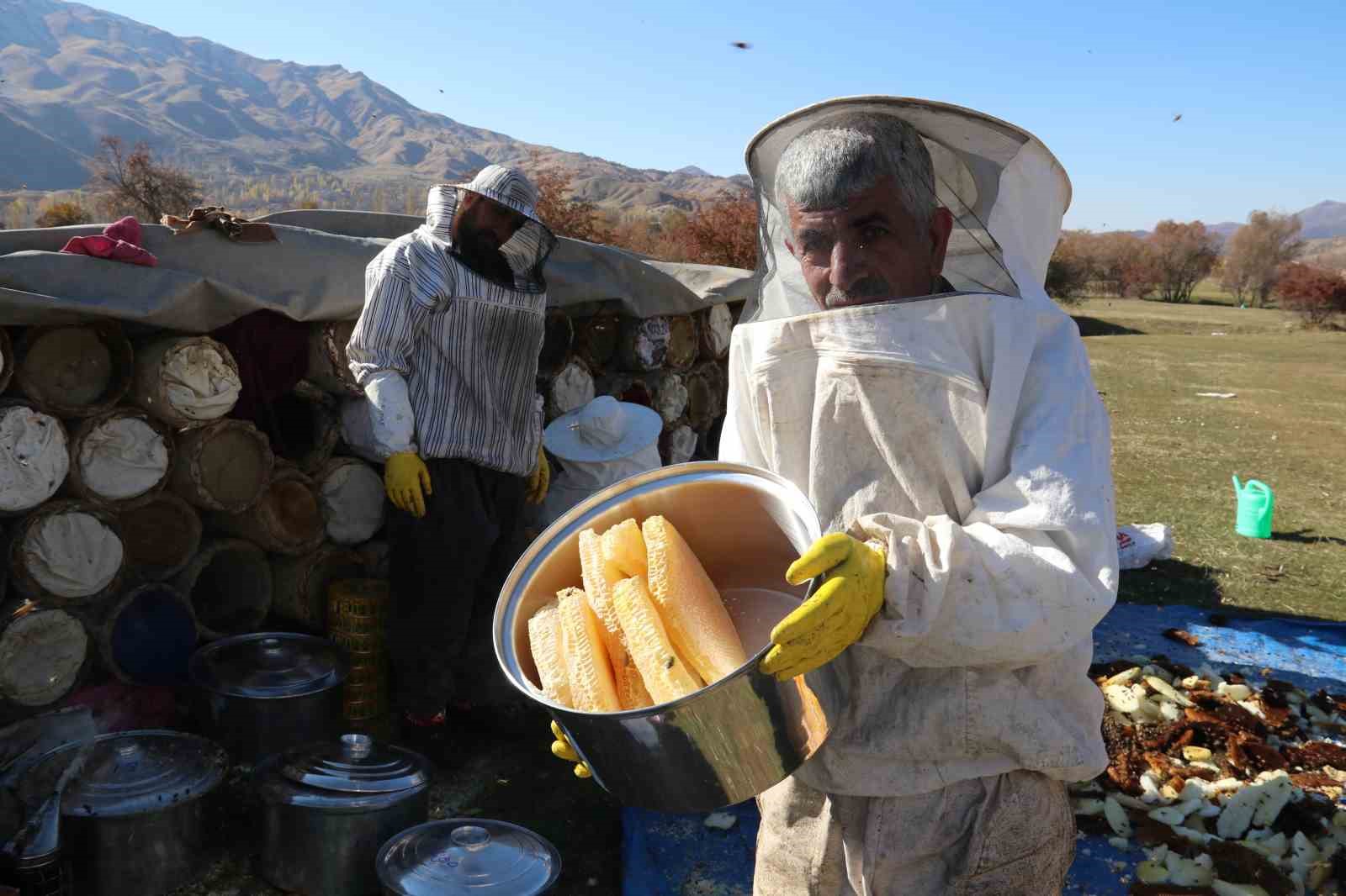 Bitlis'in Hizan ilçesinde karakovan balının hasadı sürüyor
