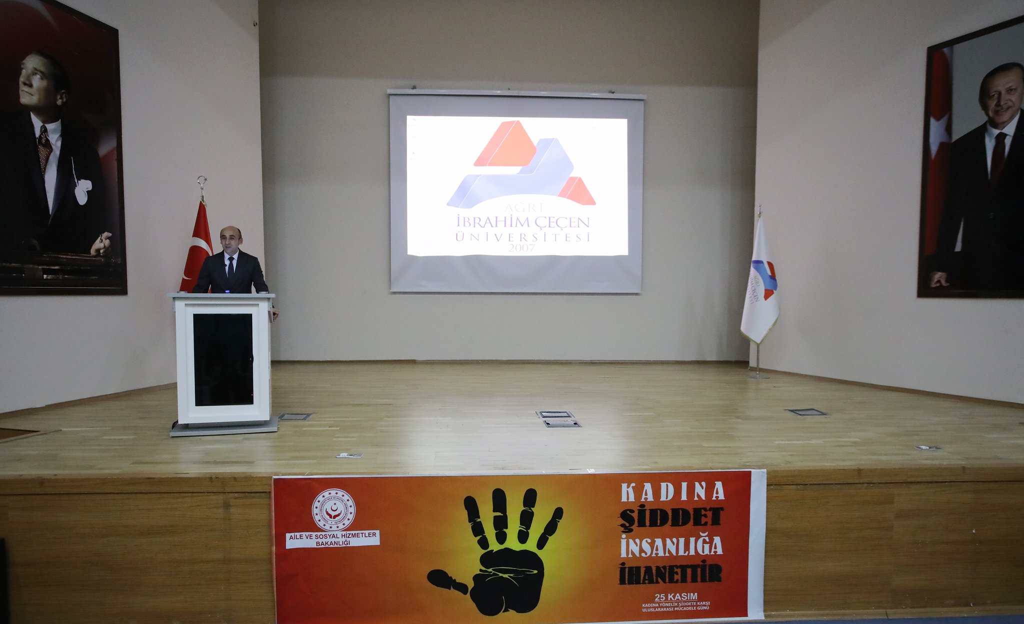 AİÇÜ’de, Kadına Yönelik Şiddetle Mücadele konferansı verildi