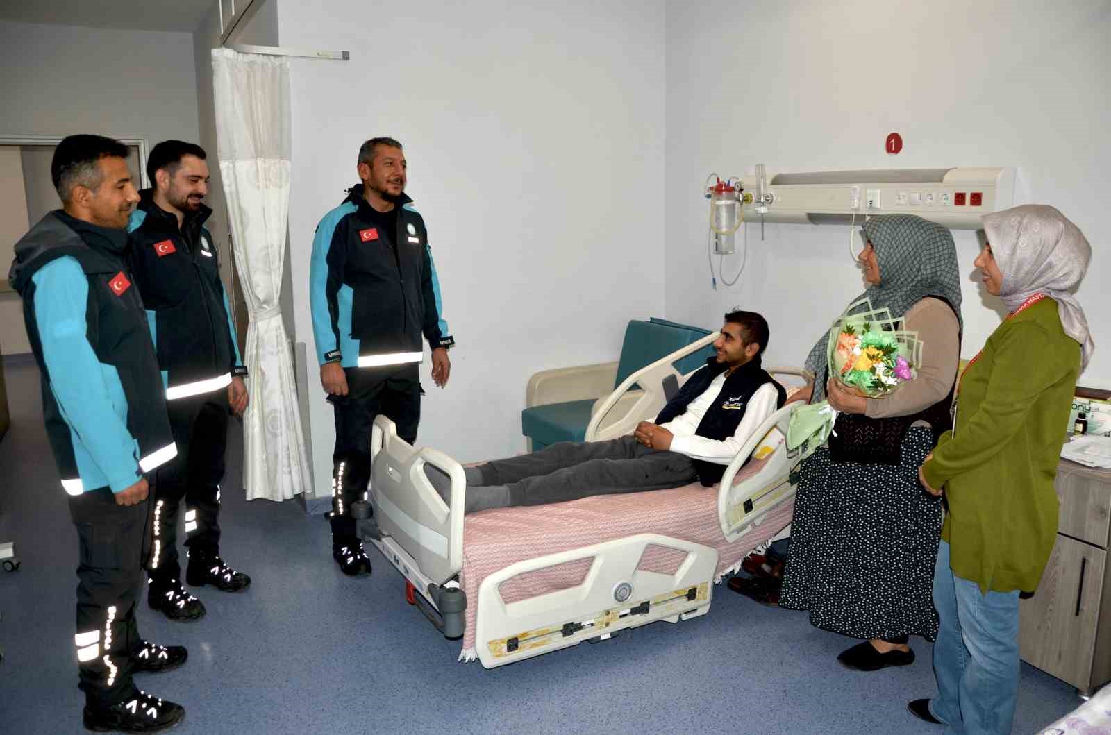 Geçirdiği boğulma tehlikesi sonrası kurtulamayacağı söylenen genç yaşama tutundu