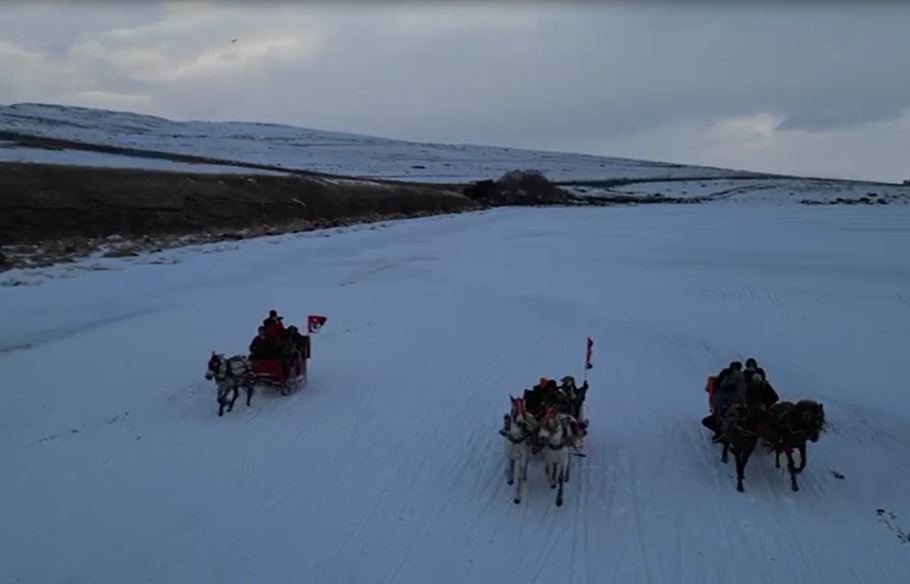 Çıldır Gölü'nde atlı kızak heyecanı
