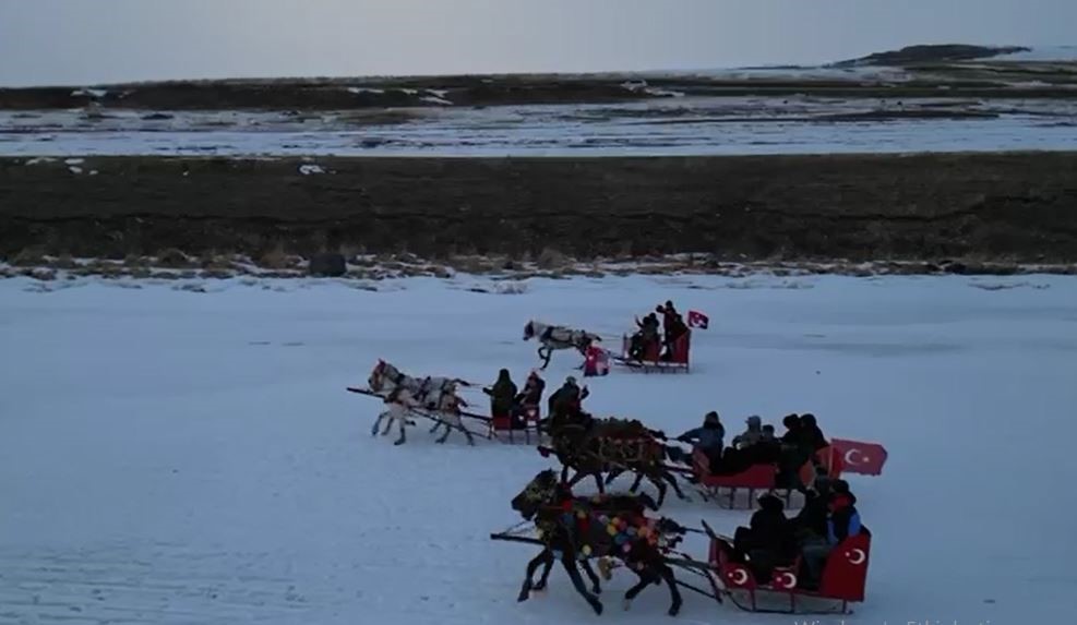 Çıldır Gölü'nde atlı kızak heyecanı