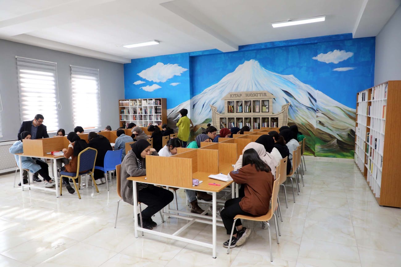 Ağrı Valisi Koç, üniversiteye hazırlanan öğrencilerle bir araya geldi