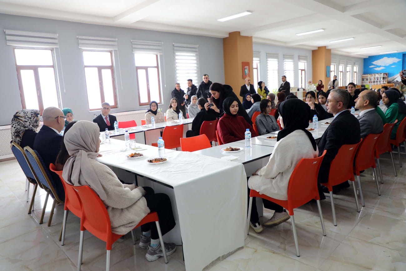 Ağrı Valisi Koç, üniversiteye hazırlanan öğrencilerle bir araya geldi