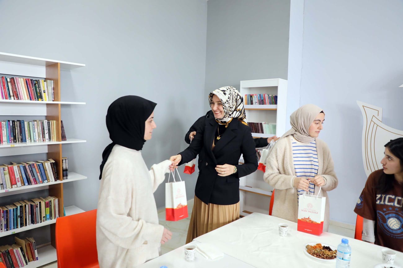 Ağrı Valisi Koç, üniversiteye hazırlanan öğrencilerle bir araya geldi