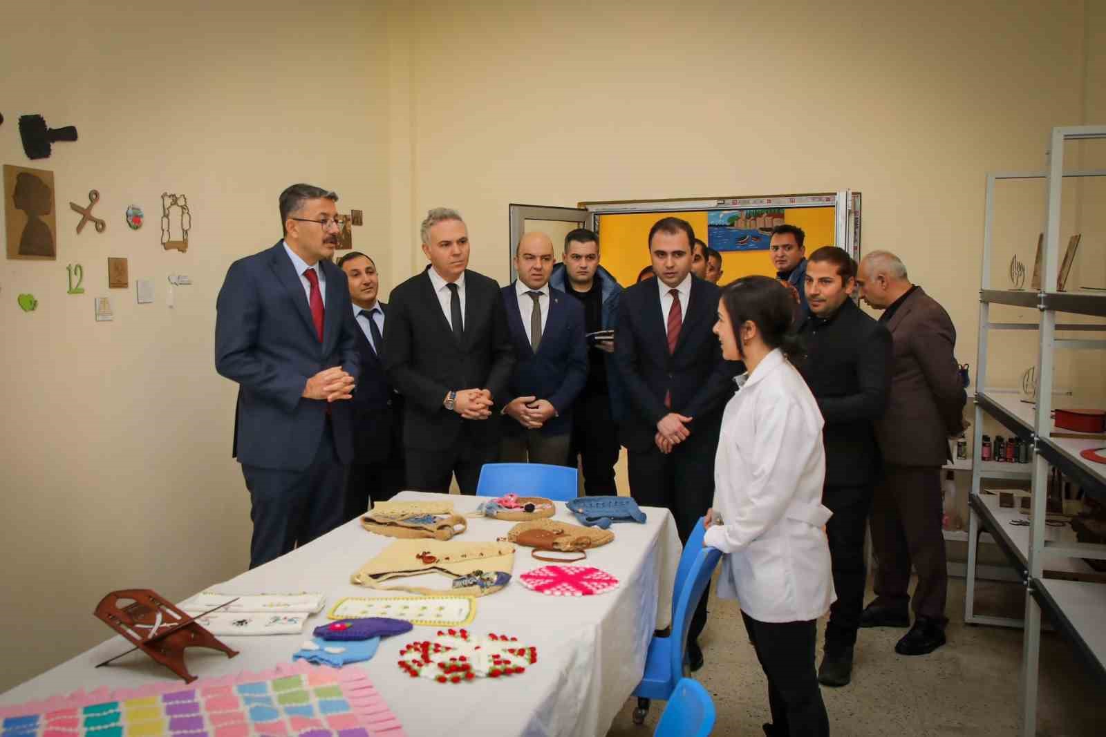 Vali Çelik, Yüksekova'da ADEM'leri ziyaret etti