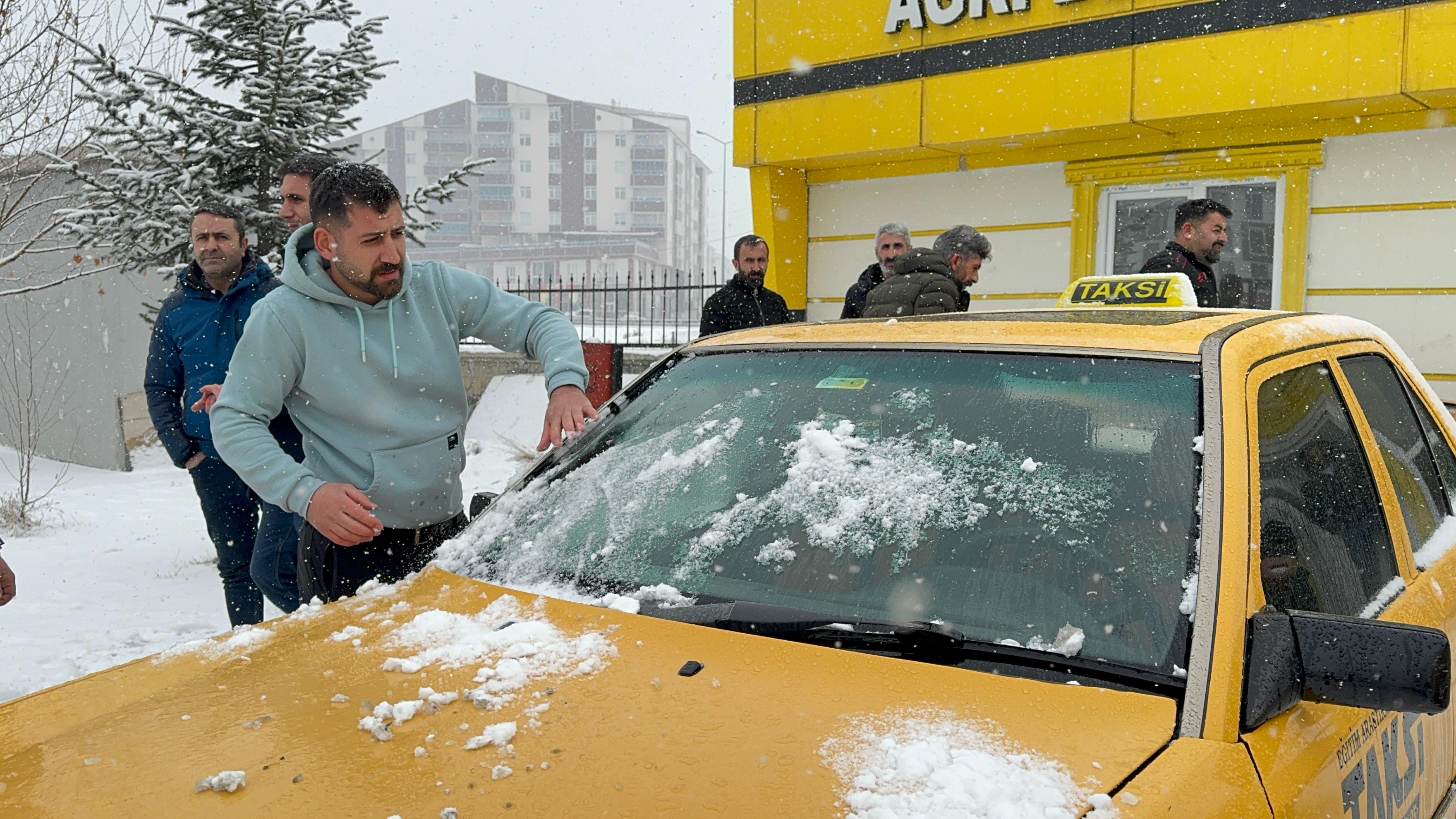 Ağrı’da yoğun kar yağışı başladı
