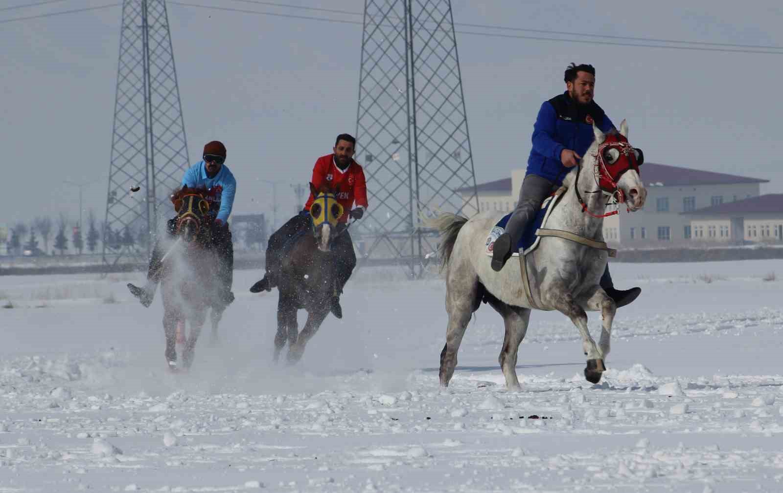 Erzurum'daki at yarışlarında tehlikeli anlar