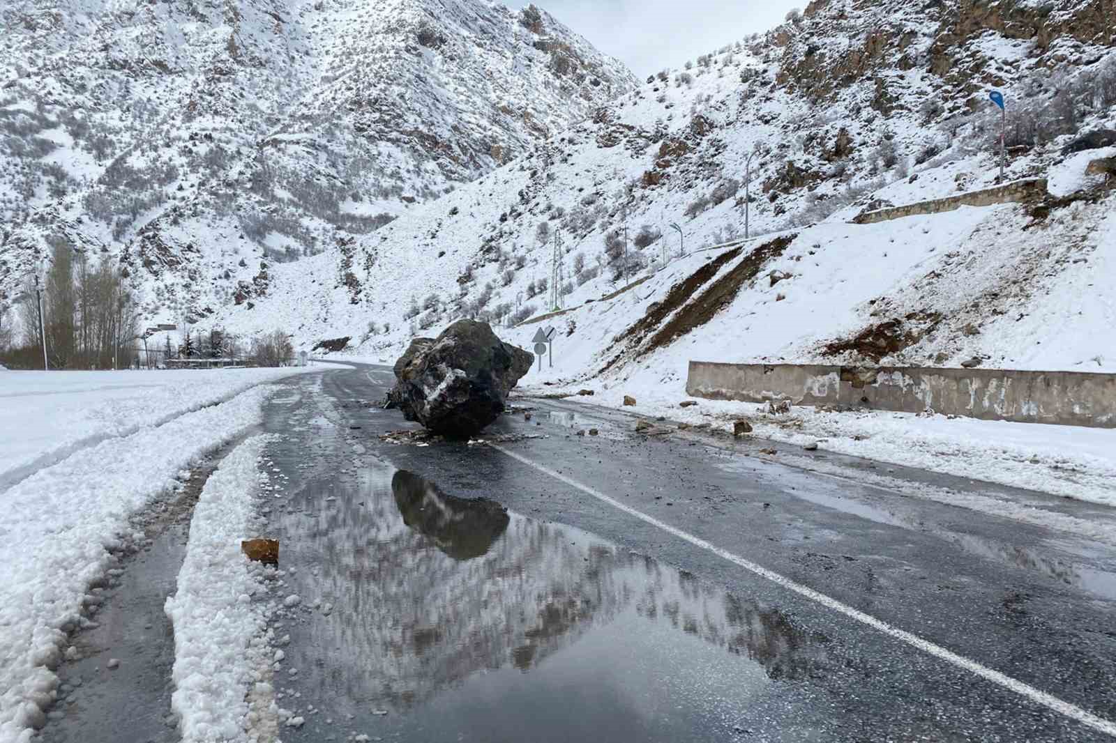 Van-Çatak kara yoluna heyelan yol trafiğe kapandı