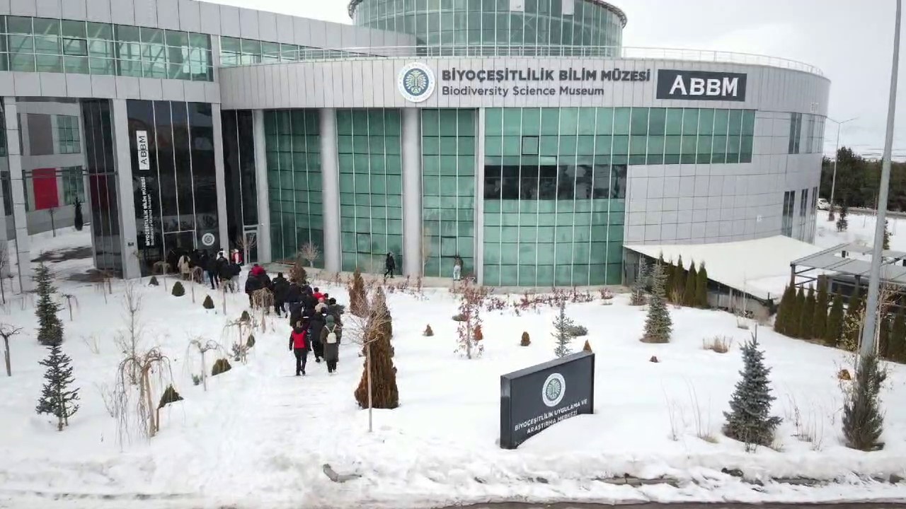 "Gelecek Biziz" ile gençlere ulaştı Polis