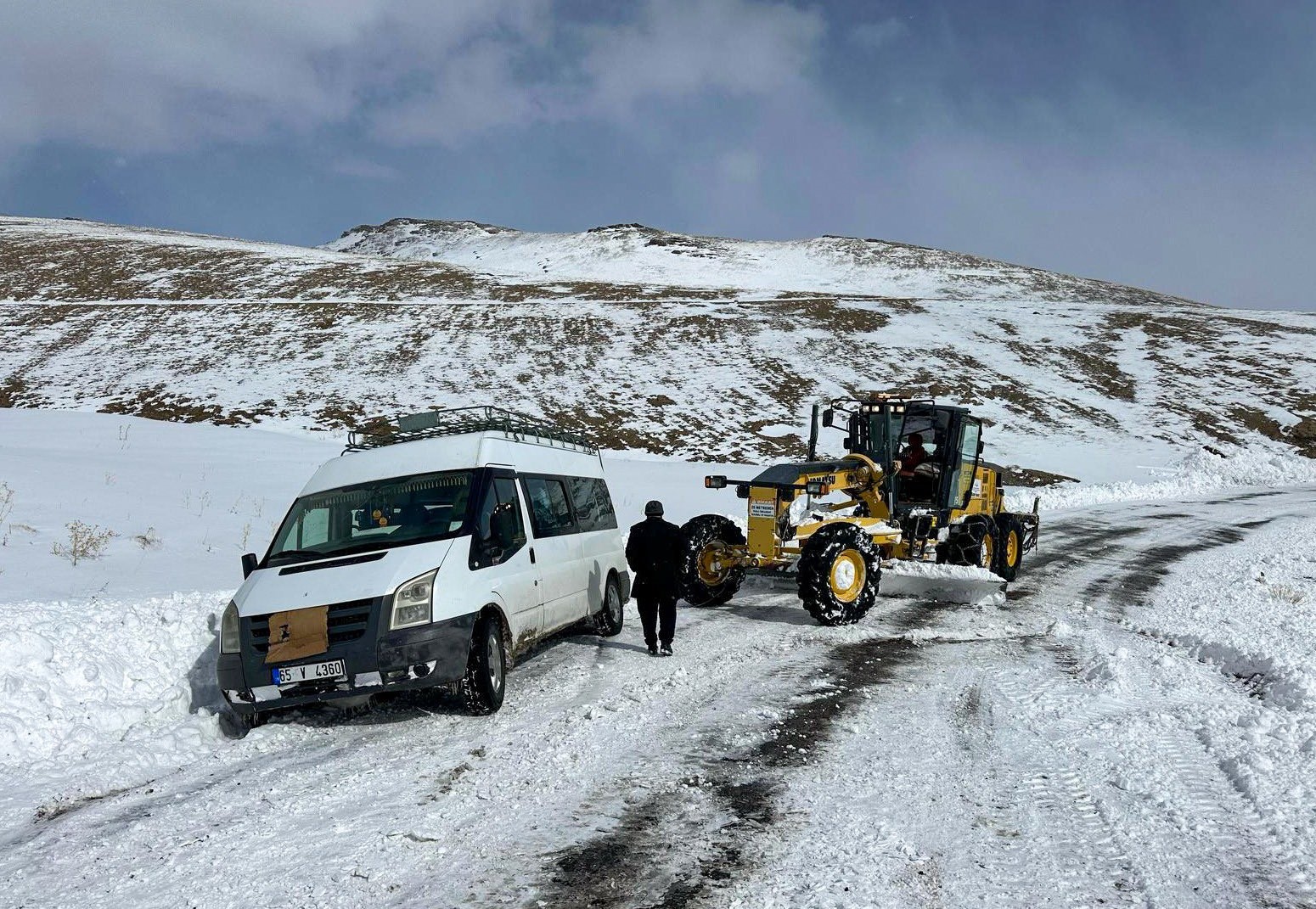 Van'da Yolda kalan araçlar belediye ekipleri tarafından kurtarıldı