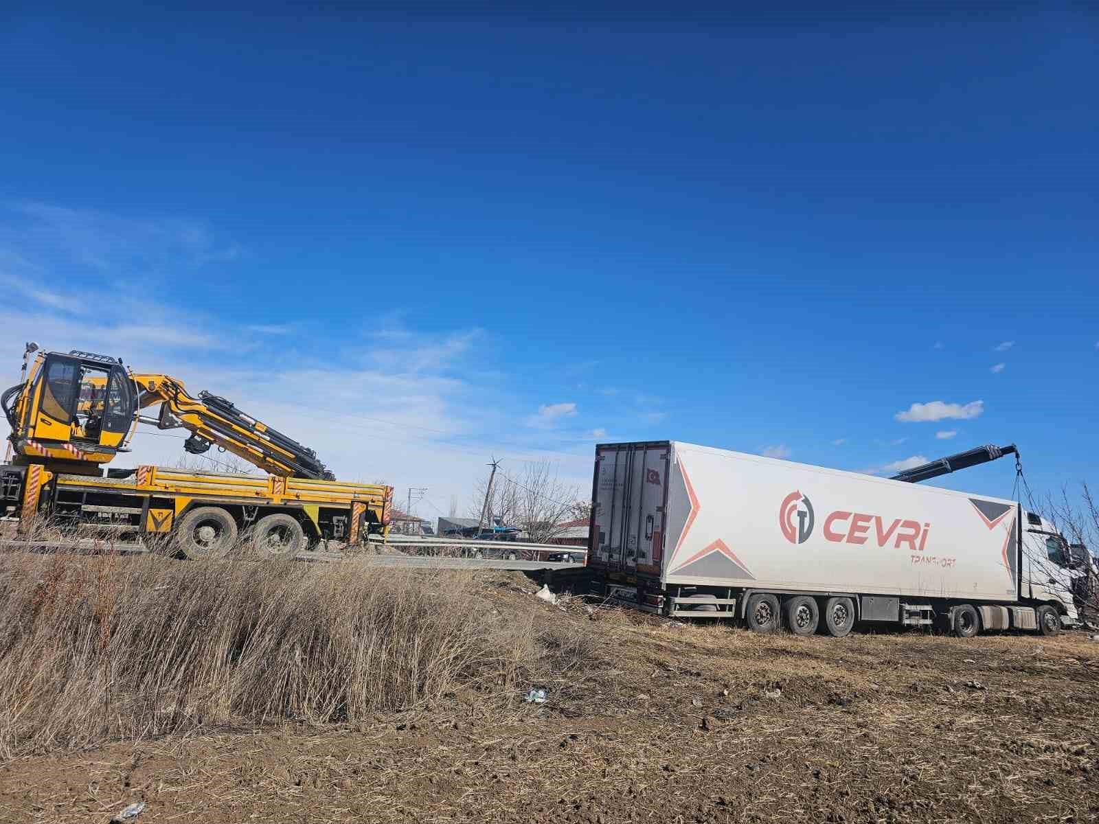 Iğdır'da hafriyat kamyonu ile tır çarpıştı