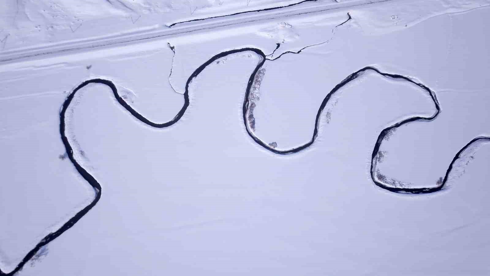 Kar altındaki Menderesleri görsel şölen sunuyor