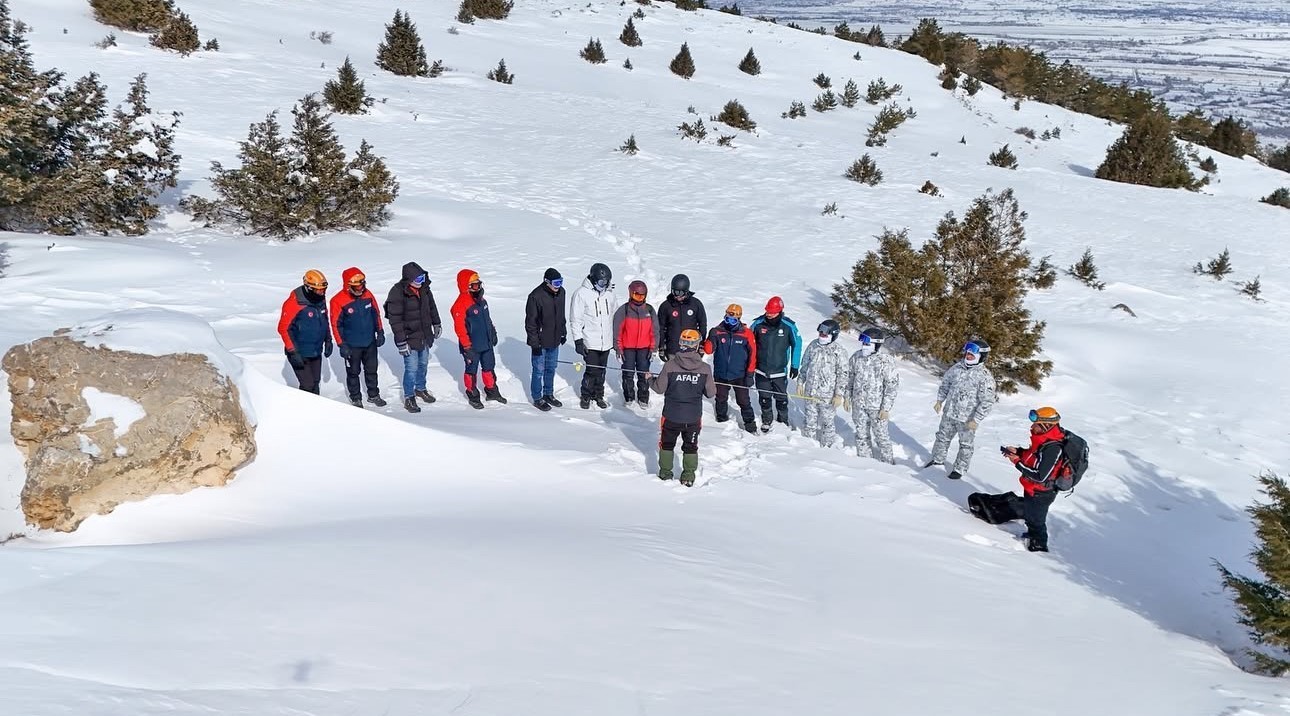 Erzincan Ergan Kayak Merkezi'nde çığ rasat analiz ve kurtarma eğitimi