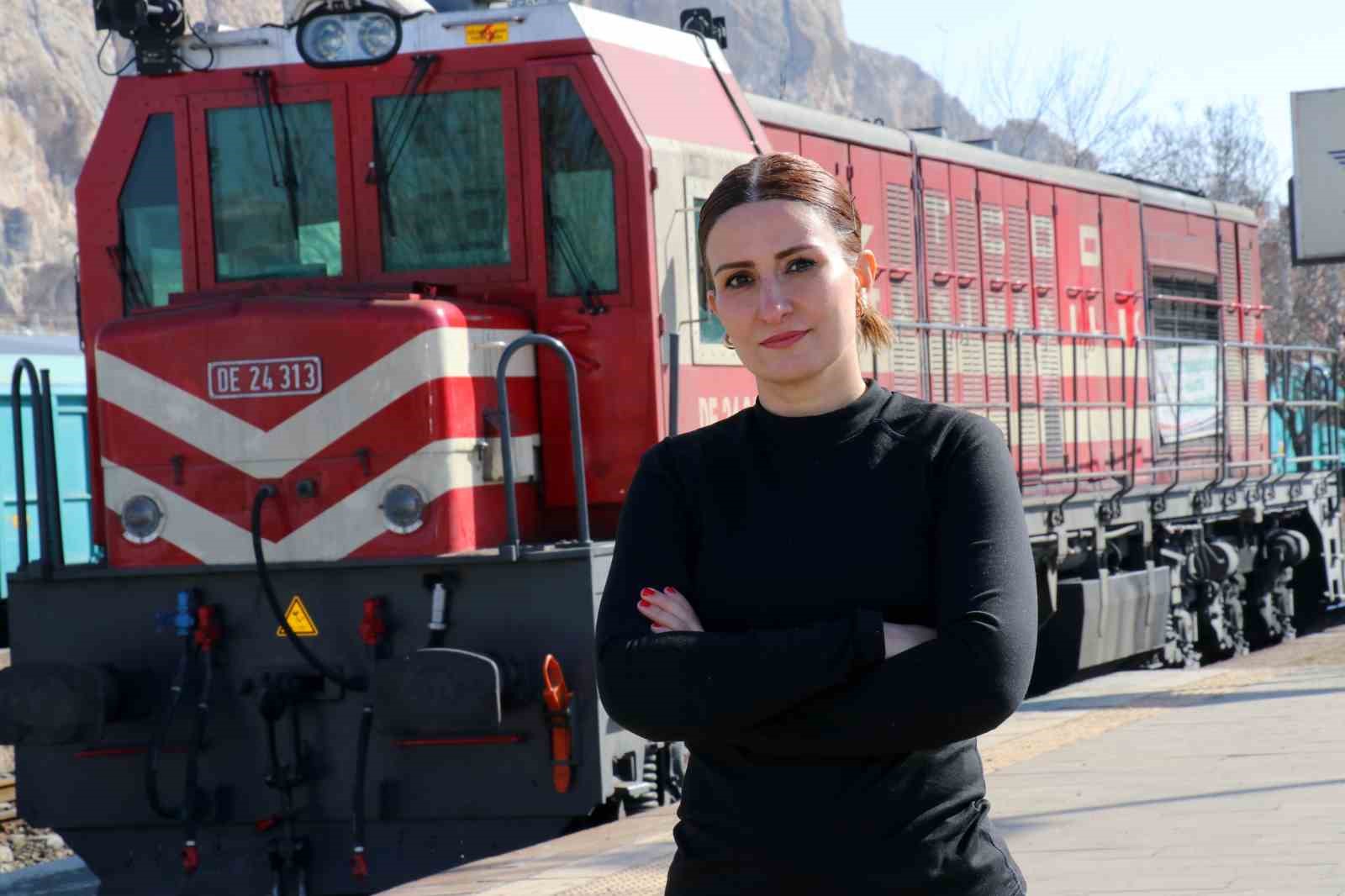 Zorlu coğrafyanın kadın makinisti takdir topluyor