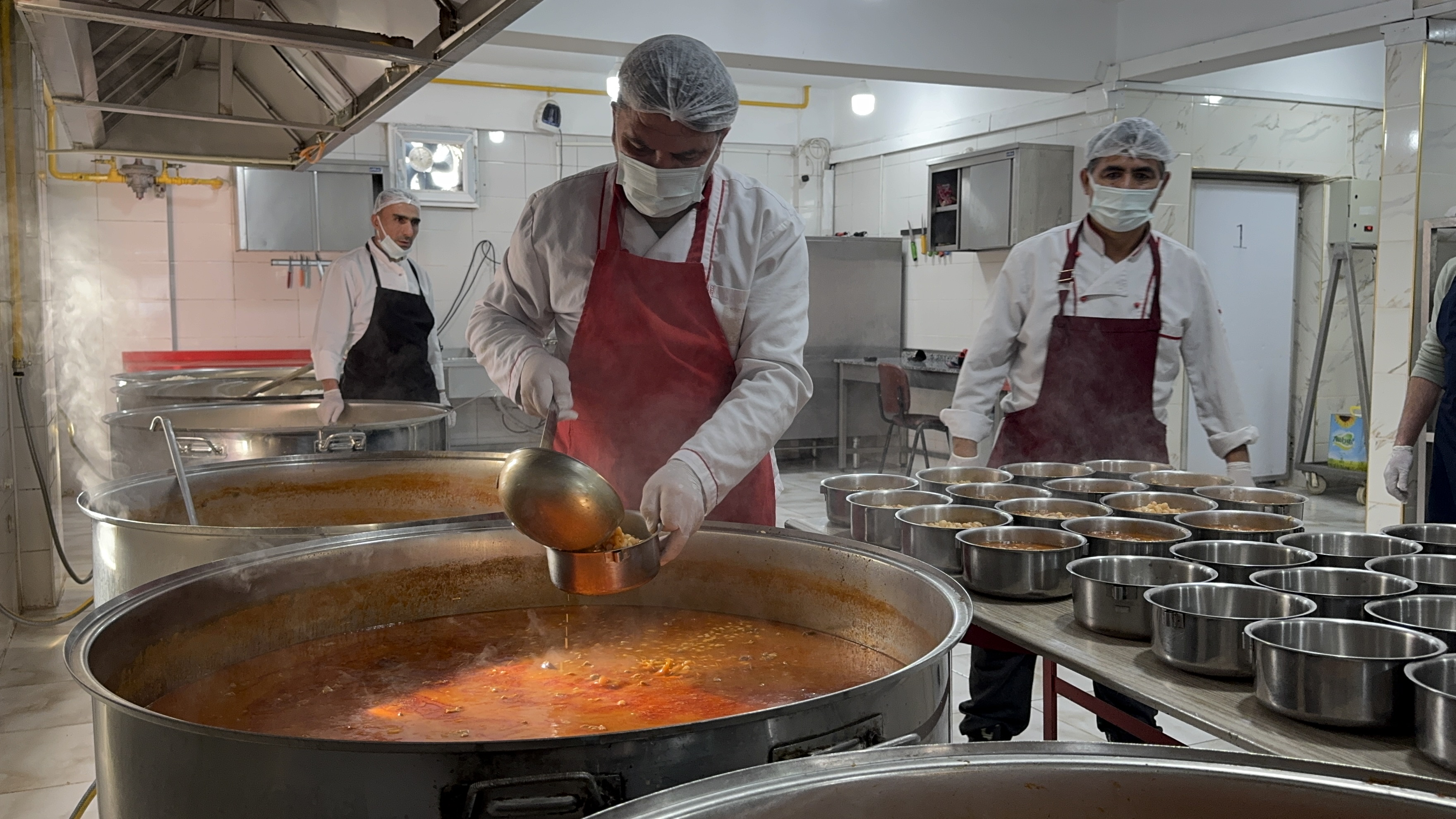 Ağrı'da her gün 3 bin 200 kişiye sıcak iftar yemeği ulaştırılıyor (Videolu Haber)