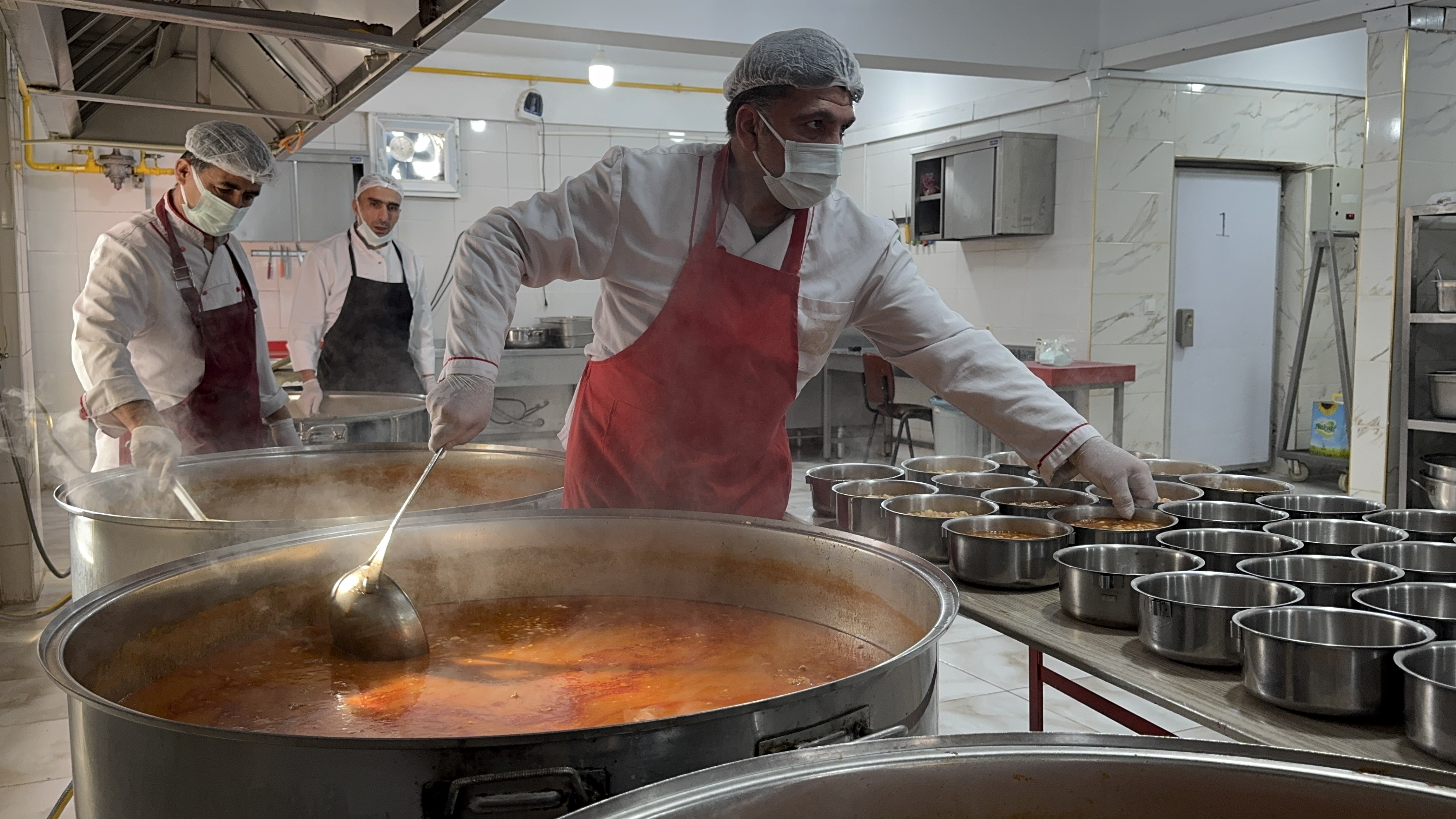 Ağrı'da her gün 3 bin 200 kişiye sıcak iftar yemeği ulaştırılıyor (Videolu Haber)