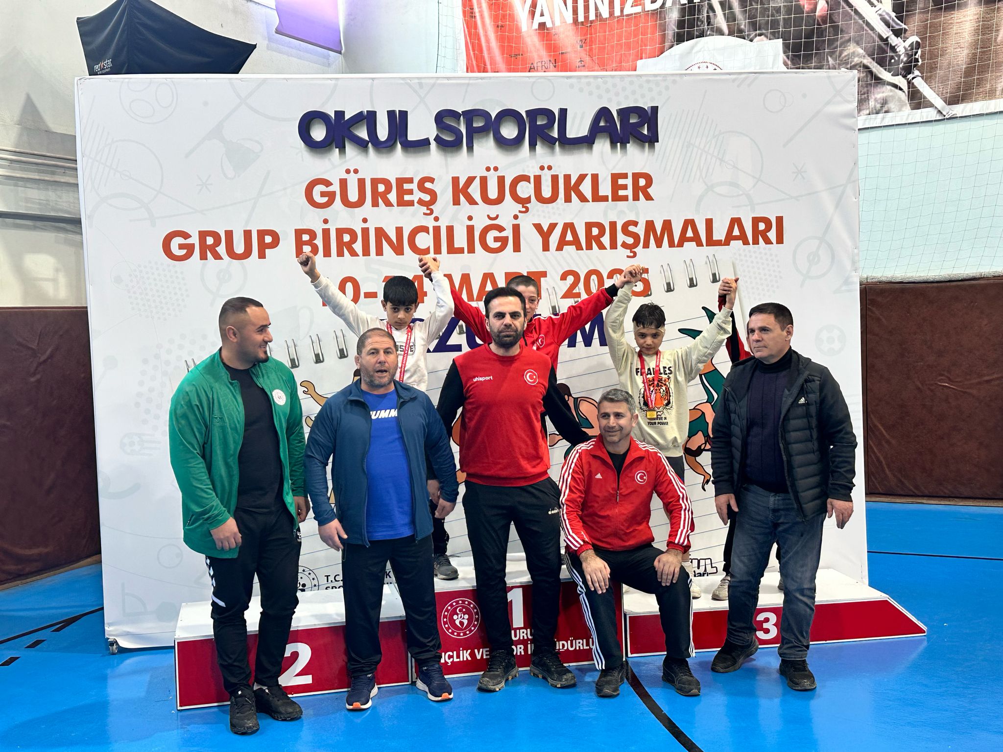 Ağrılı güreşçiler Erzurum’da madalyaları topladı