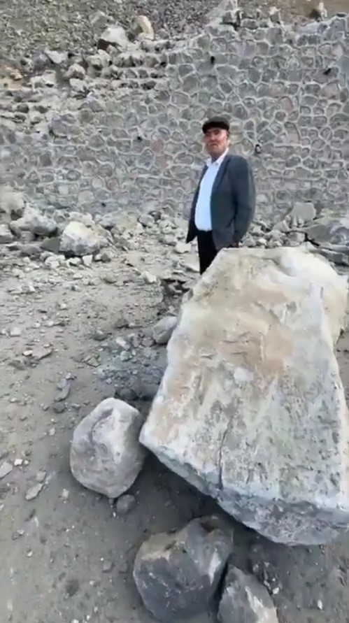 Kars'ta heyelan meydana geldi; karayolu ulaşıma kapandı