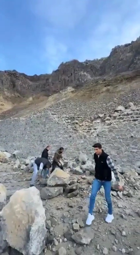 Kars'ta heyelan meydana geldi; karayolu ulaşıma kapandı