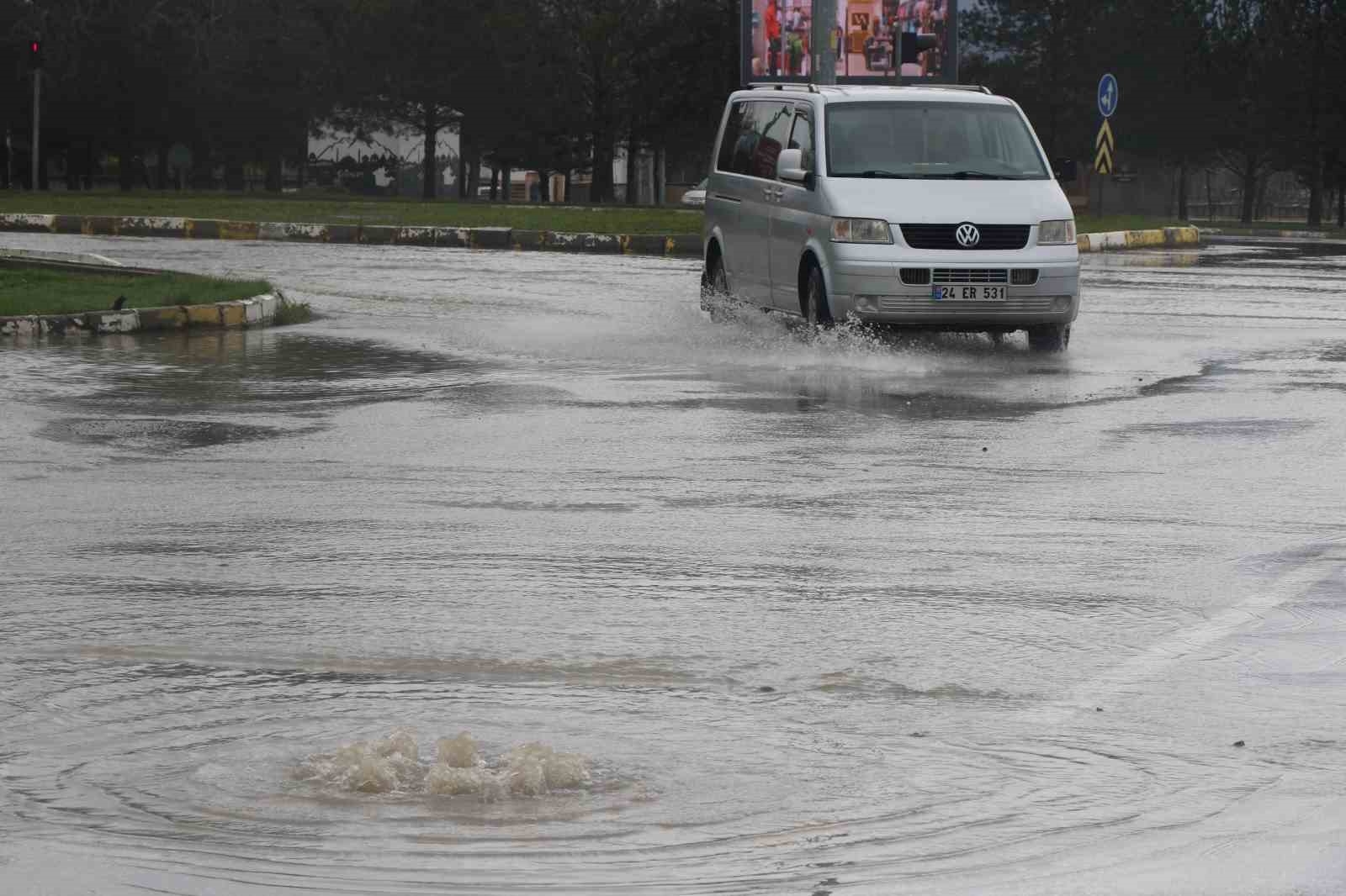 Erzincan'da sağanak yağış caddeleri suyla doldurdu