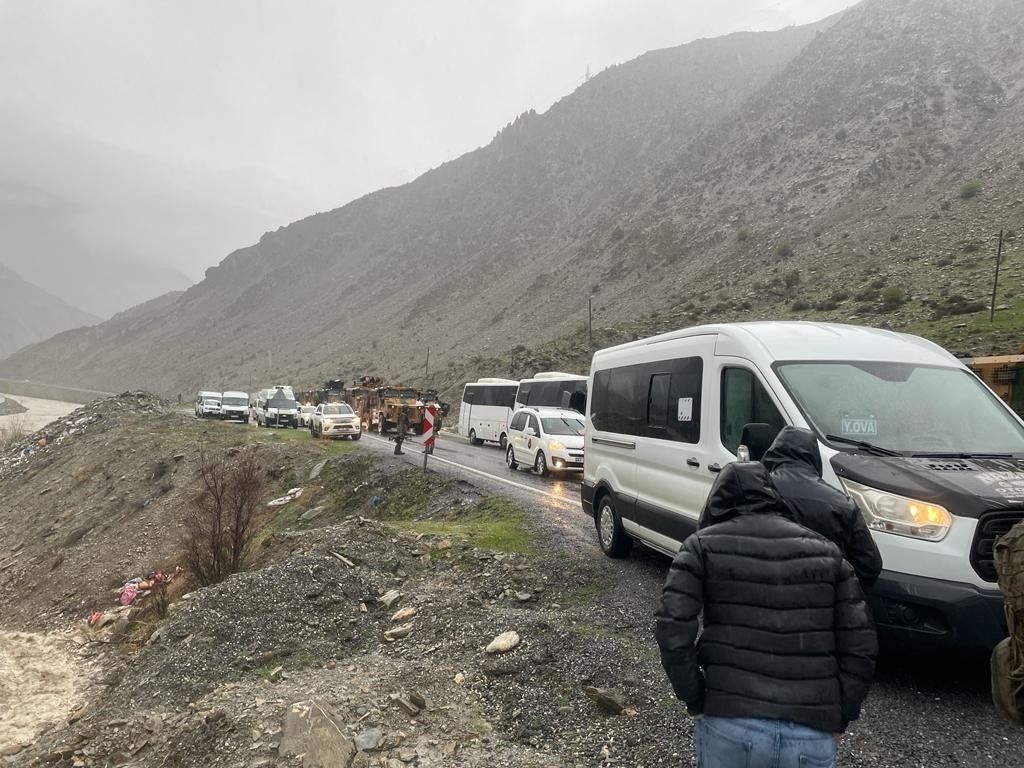 Hakkari-Van Karayolu'nda heyelan