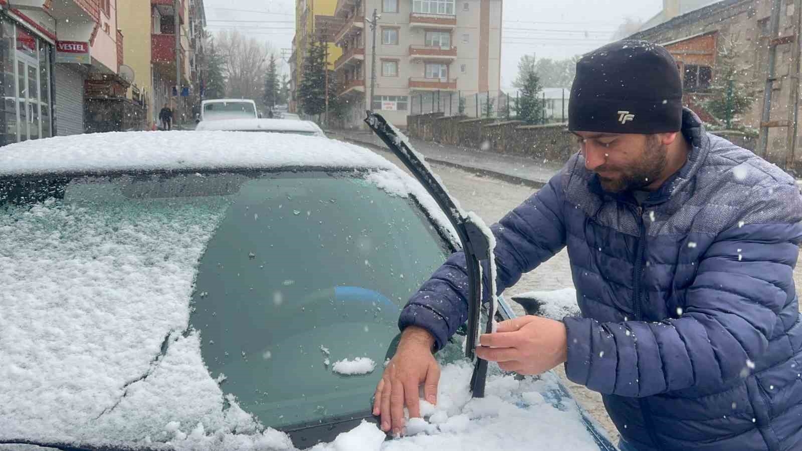 Kars Nisan'da kışı yaşıyor