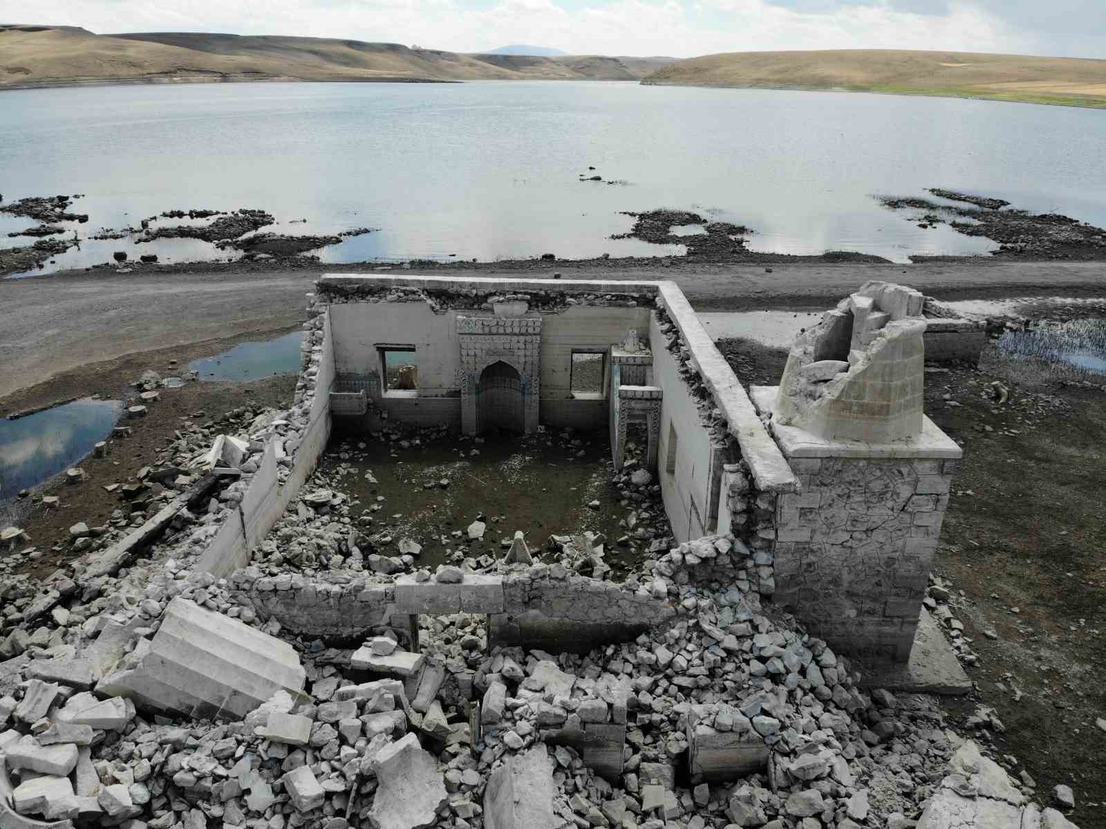 Baraj gölünde sular çekilince cami ortaya çıktı
