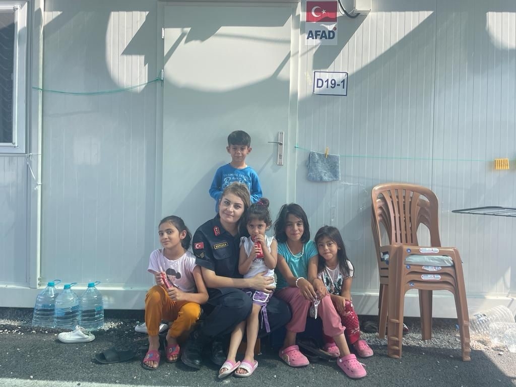 Jandarma depremzede çocuklara moral oluyor