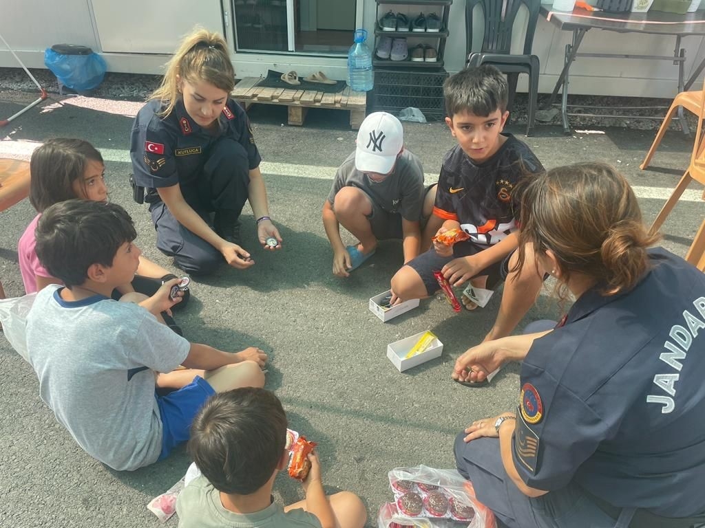 Jandarma depremzede çocuklara moral oluyor