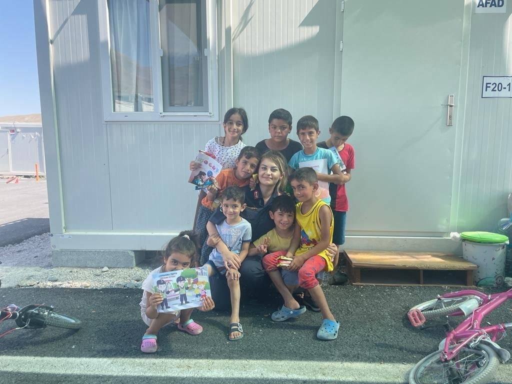 Jandarma depremzede çocuklara moral oluyor