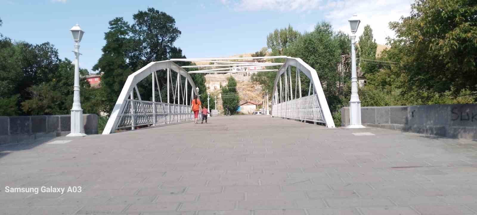 Tarihi köprü karanlıktan kurtuldu