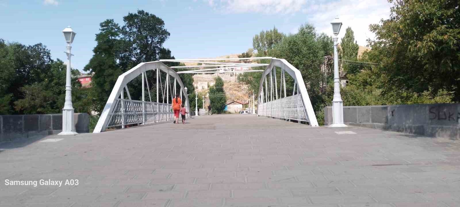 Tarihi köprü karanlıktan kurtuldu