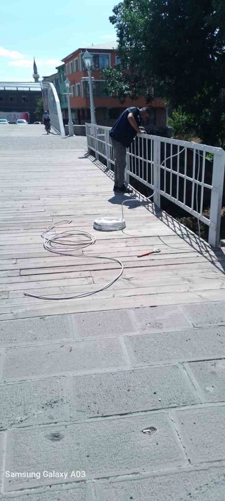 Tarihi köprü karanlıktan kurtuldu