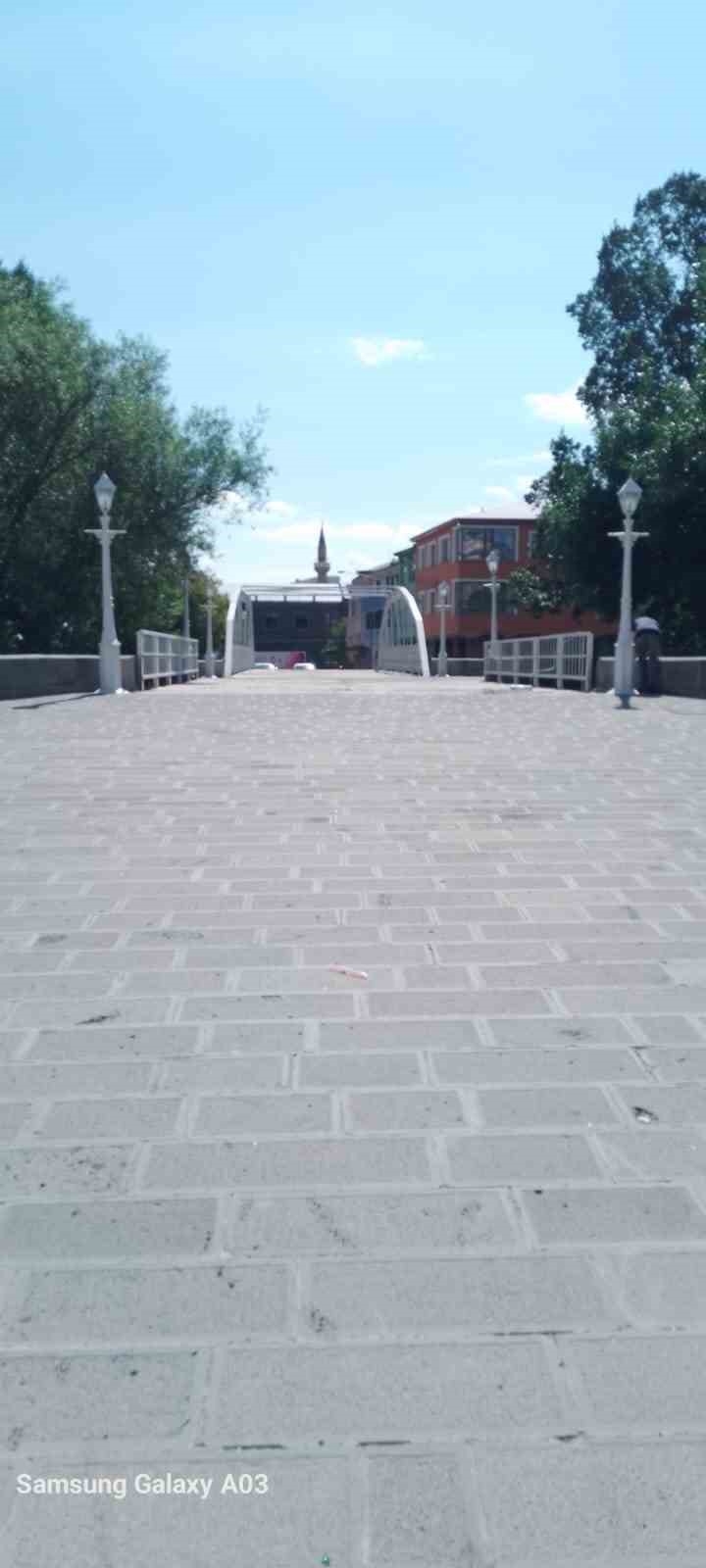 Tarihi köprü karanlıktan kurtuldu