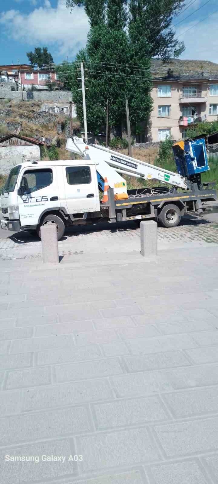 Tarihi köprü karanlıktan kurtuldu