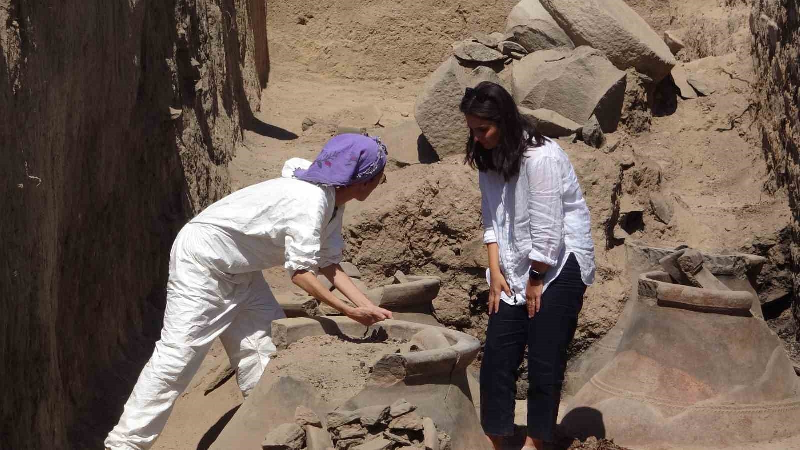 Van'da Kaçak Kazıda 2700 yıllık toprak küp bulundu...