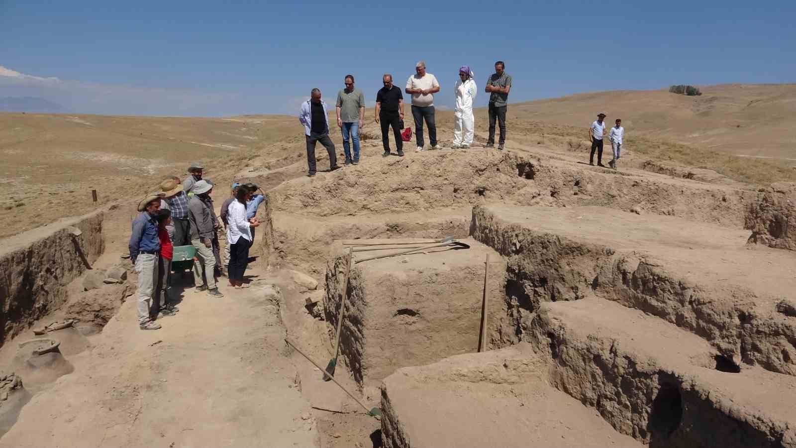 Van'da Kaçak Kazıda 2700 yıllık toprak küp bulundu...