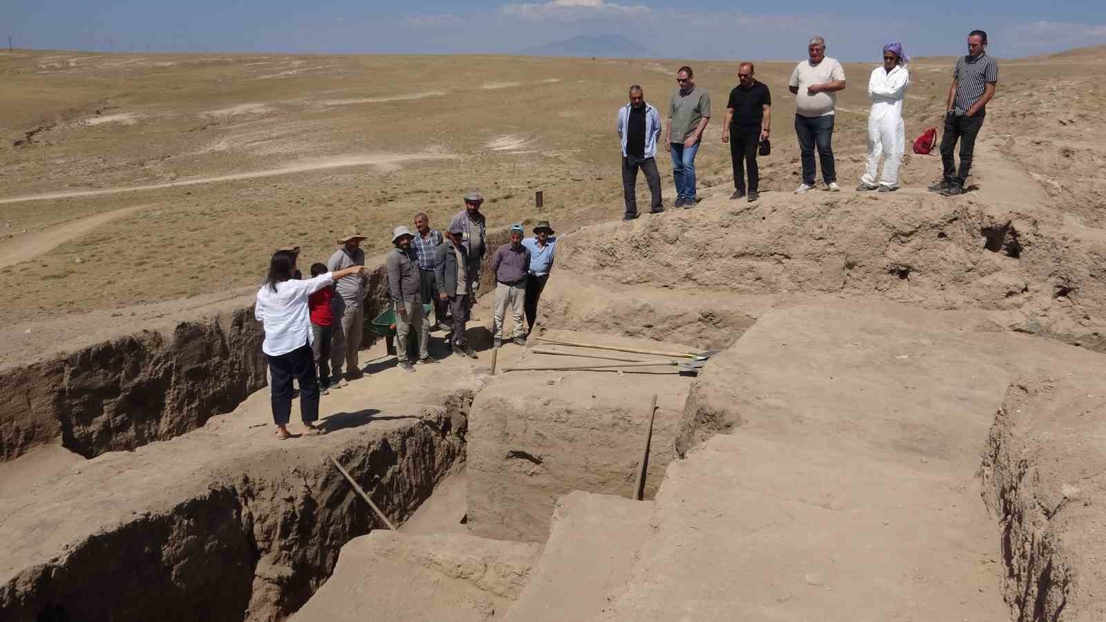 Van'da Kaçak Kazıda 2700 yıllık toprak küp bulundu...