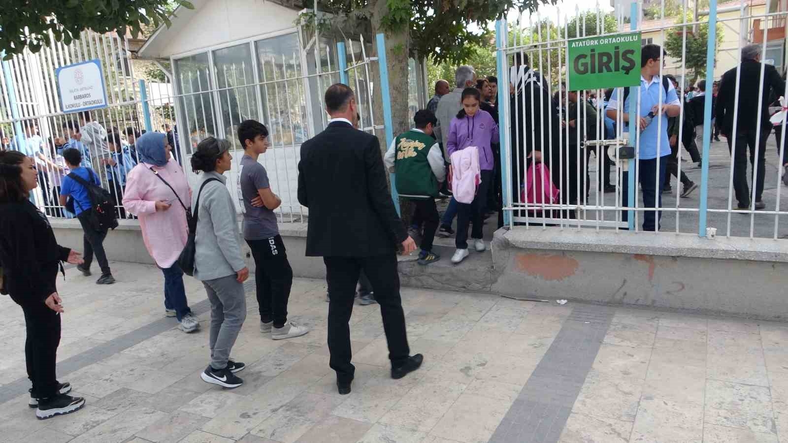4.3'lük depremle sarsılan Malatya'da veliler okullara akın etti