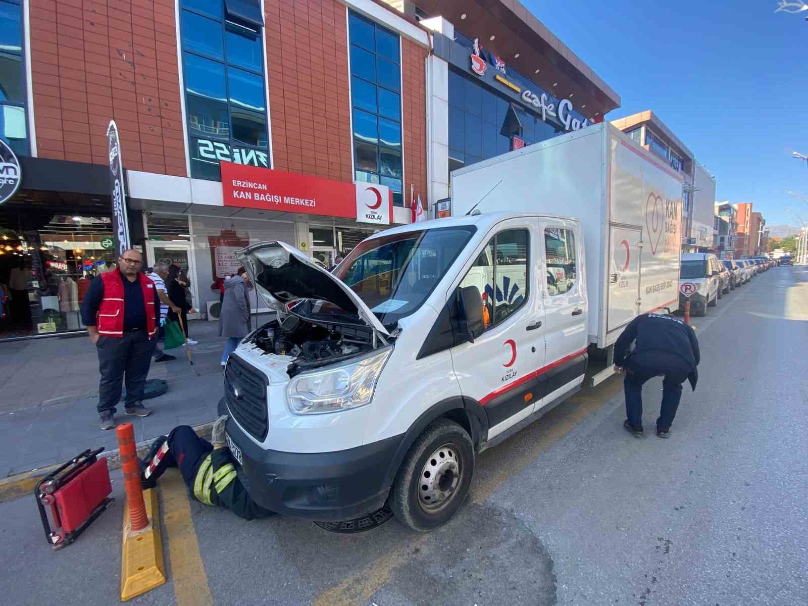 Aracın motoruna sıkışan yavru kediyi itfaiye kurtardı