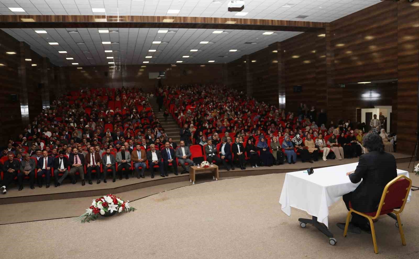 'Geçmişten Günümüze Ailemiz' konulu konferans Düzenlendi