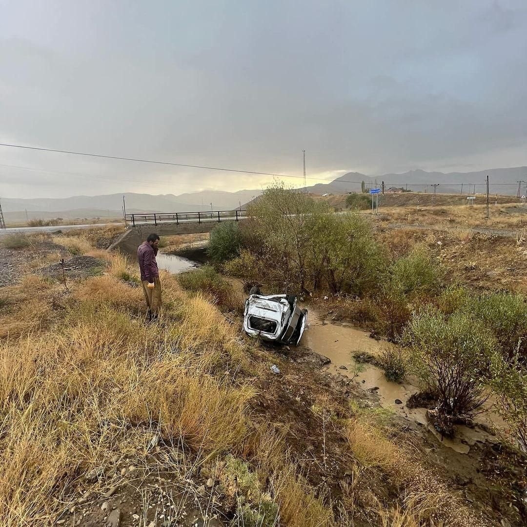 Köpekten kaçarken kaza yaptı: 2 yaralı