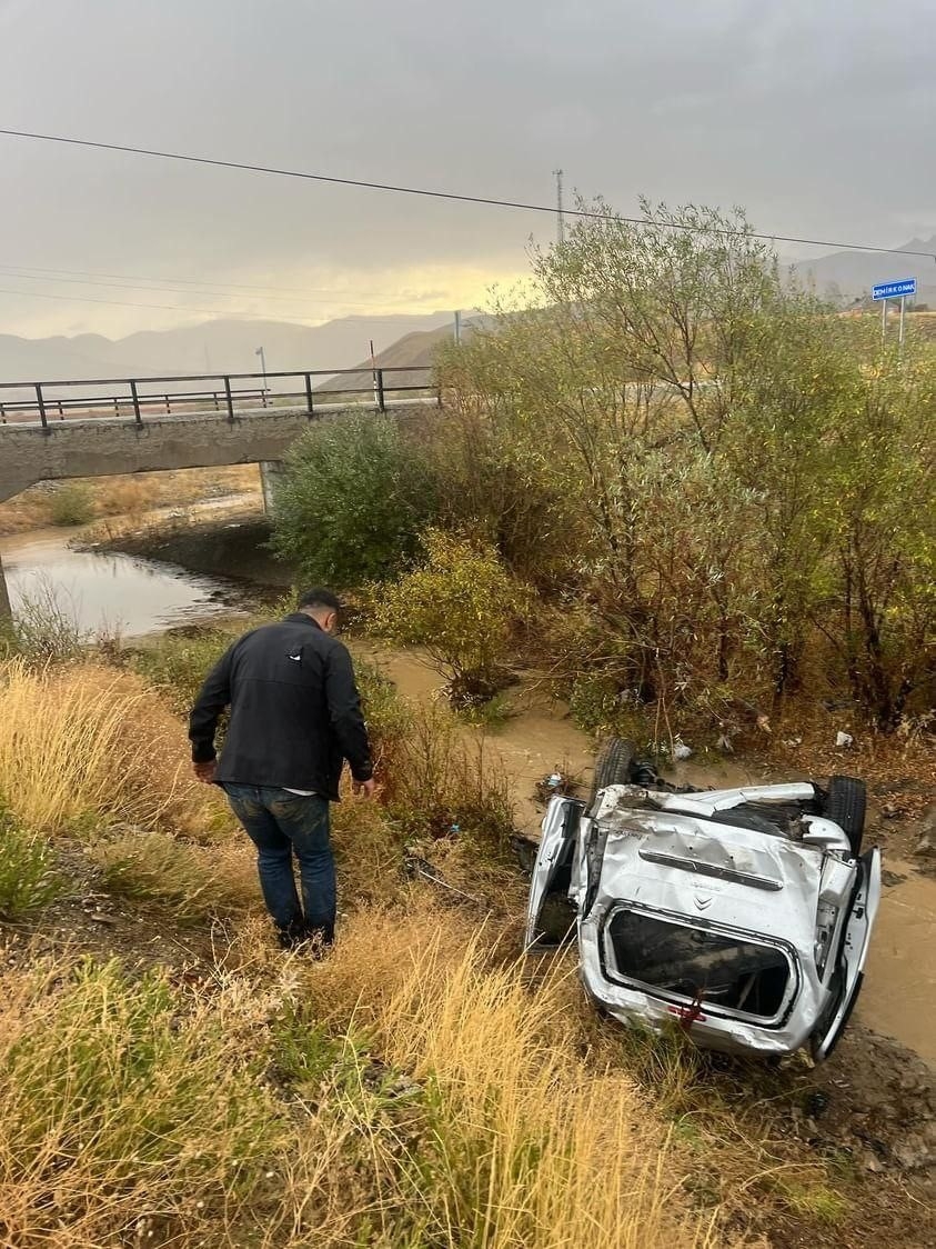 Köpekten kaçarken kaza yaptı: 2 yaralı