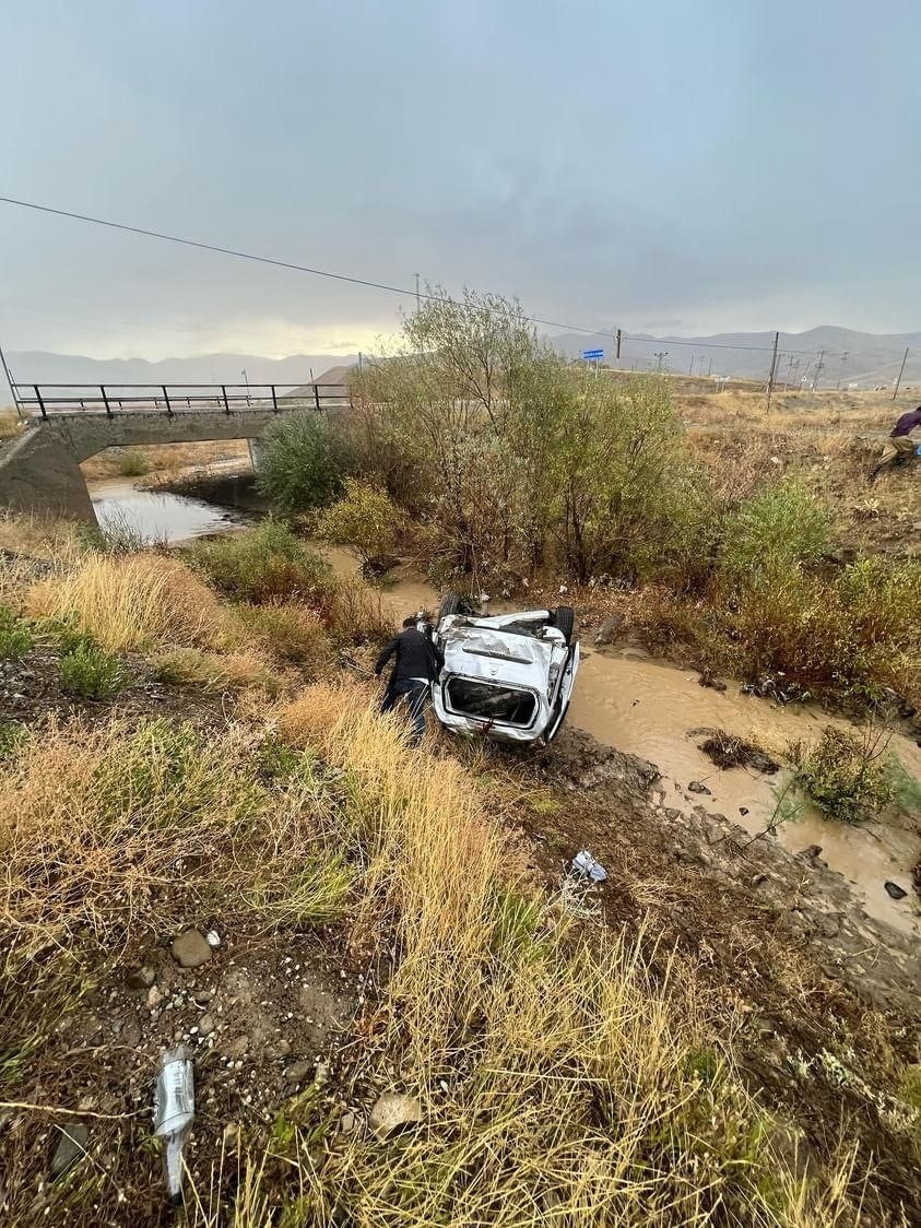 Köpekten kaçarken kaza yaptı: 2 yaralı