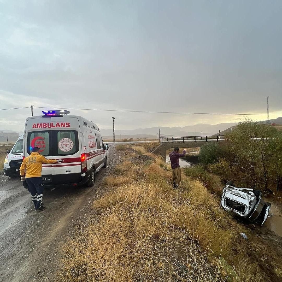 Köpekten kaçarken kaza yaptı: 2 yaralı