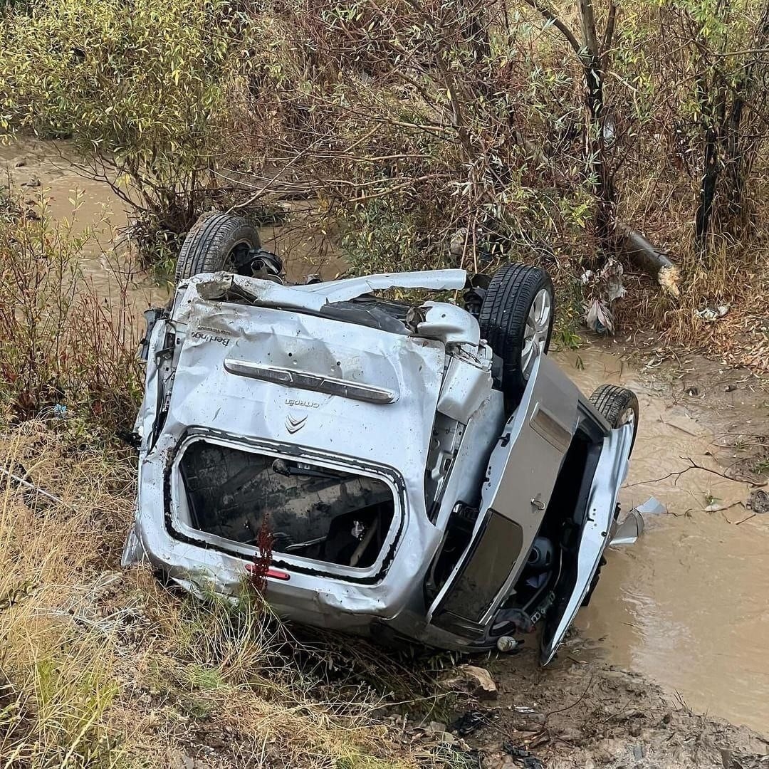 Köpekten kaçarken kaza yaptı: 2 yaralı